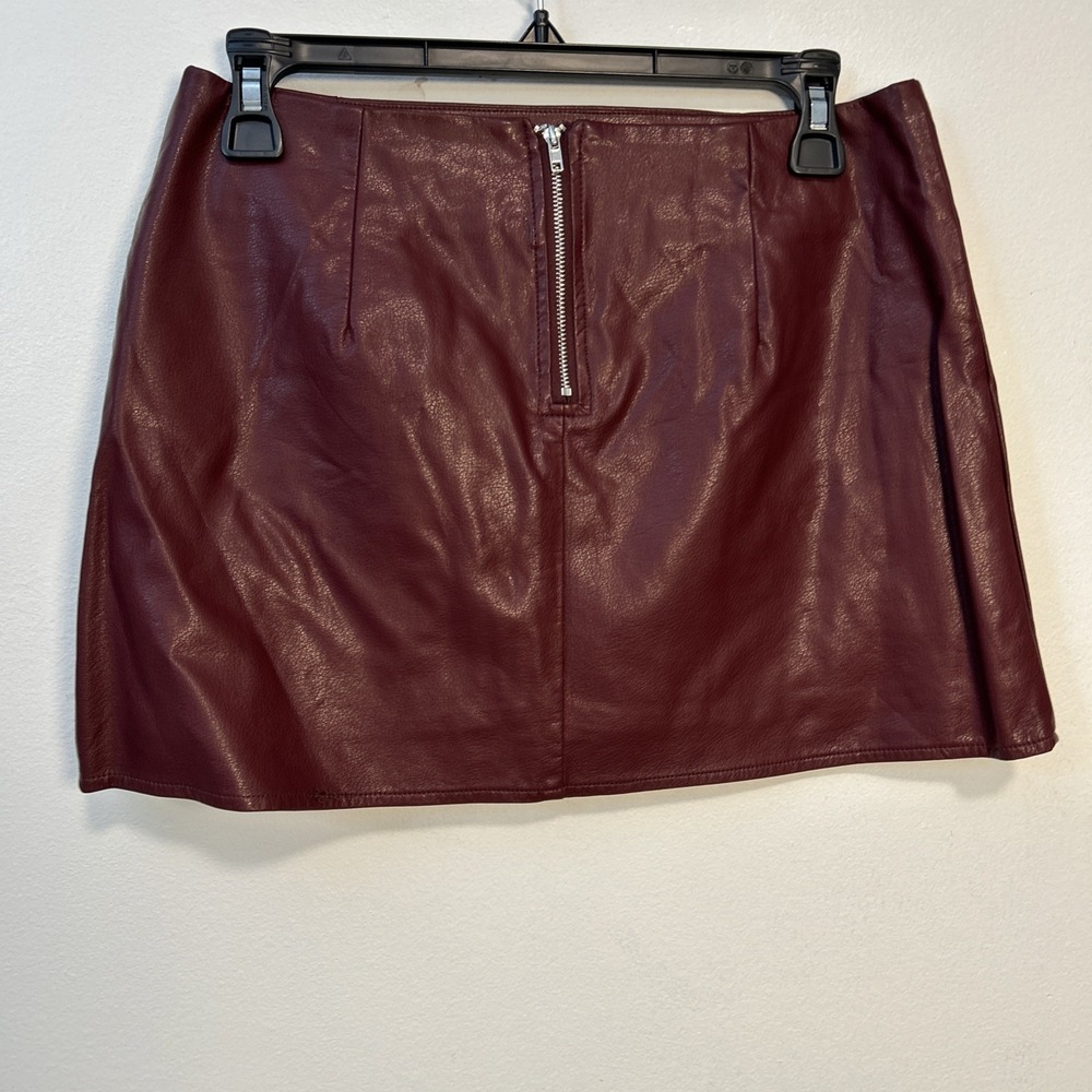 Day And Night Women M Burgundy Faux Leather Mini Skirt Back Zip 6316 - Picture 5 of 6
